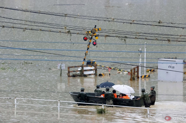 Sơ tán người dân bằng thuyền tại ngôi làng bị lũ lụt tàn phá ở Kuma, tỉnh Kumamoto ngày 5/7. (Ảnh: Kyodo News)