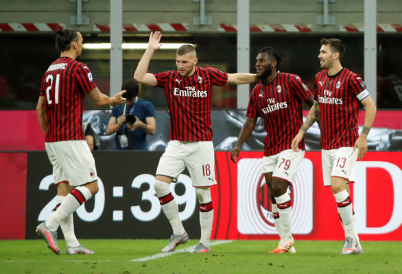 Niềm vui của các cầu thủ Milan sau khi gỡ hòa 2-2 - Ảnh: REUTERS