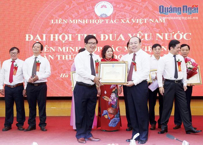 Đại diện Liên minh HTX tỉnh nhận Bằng khen của Liên minh HTX Việt Nam tại Đại hội thi đua yêu nước giai đoạn 2016 - 2020. 
