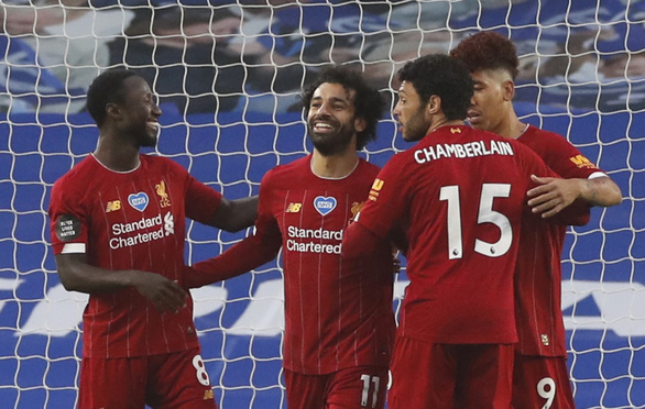 Salah (giữa) -- người hùng của Liverpool trong chiến thắng trước Brighton - Ảnh: REUTERS