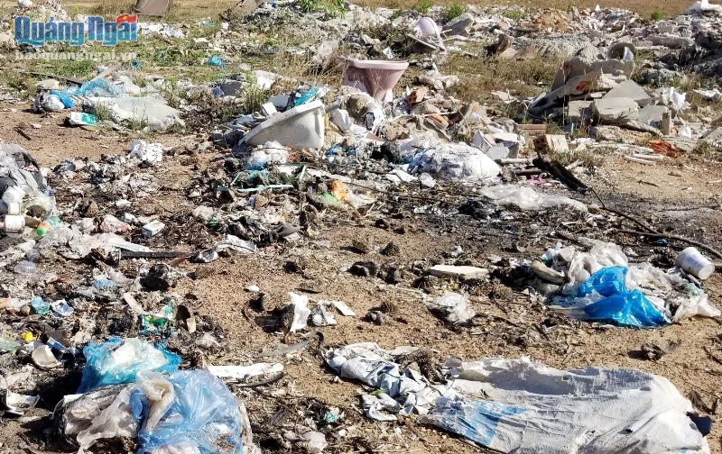 Nhiều loại thải vứt nhếch nhác khộng được thu gom khiến môi trường tại khu vực này bị ô nhiễm
