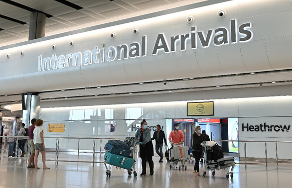 Hành khách tại ga đến quốc tế sân bay Heathrow của Anh - Ảnh: AFP