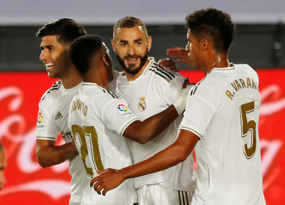 Các cầu thủ Real Madrid ăn mừng bàn thắng vào lưới Alaves - Ảnh: REUTERS