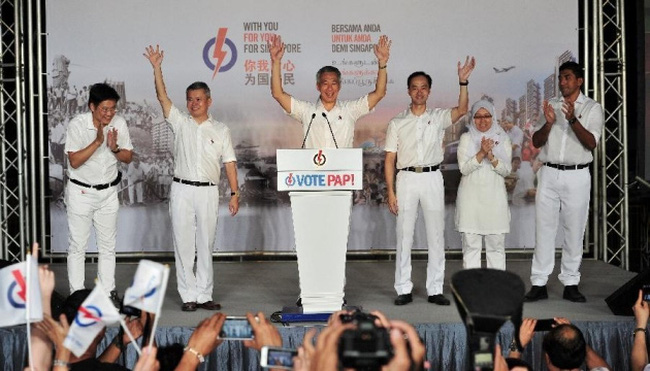Thủ tướng Lý Hiển Long cùng với nhóm của mình đứng trước người ủng hộ đảng PAP tại sân vận động Toa Payoh, Singapore, ngày 12/9. (Ảnh: Tân Hoa xã)