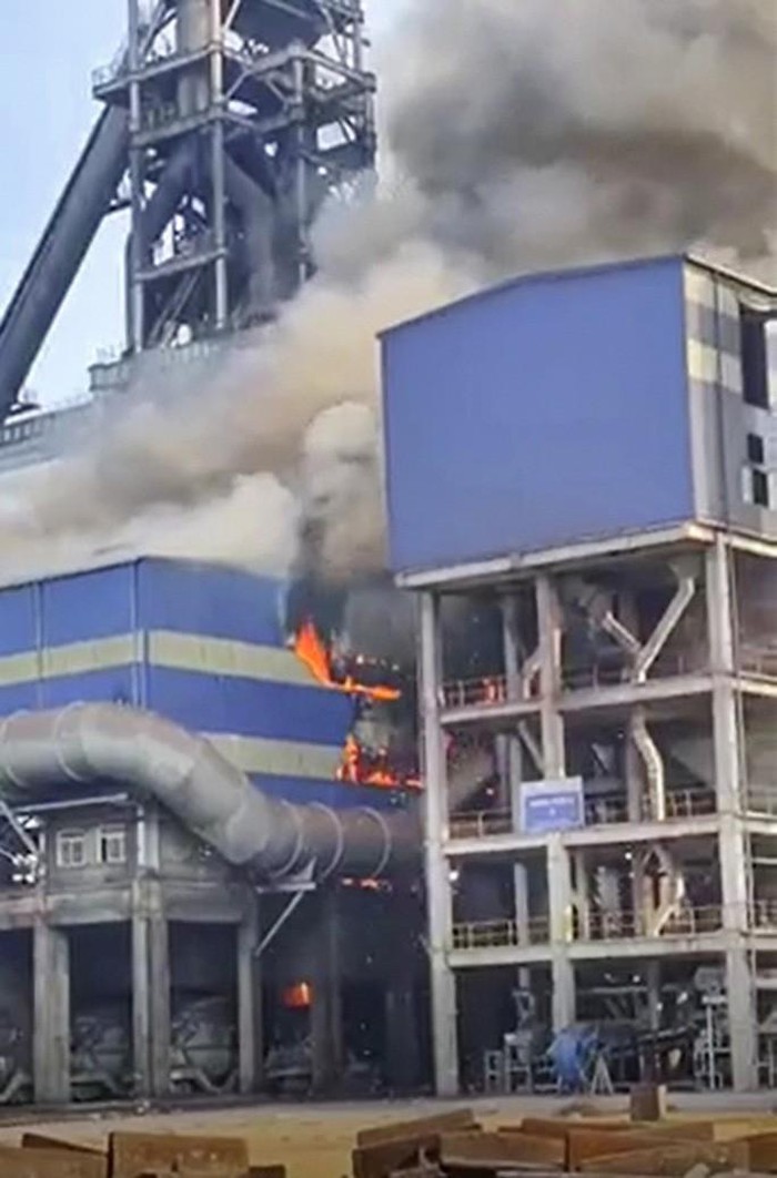 Sự cố cháy tại trí lò cao số 1 thép Hòa Phát Dung Quất (ảnh từ clip)
