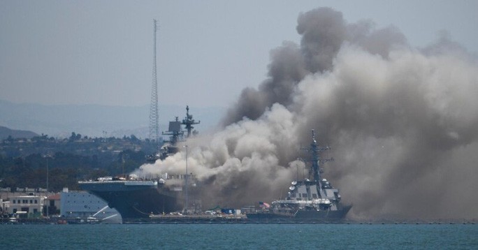 Khói dày cuồn cuộn bốc lên từ phần lớn tàu chiến Mỹ. Ảnh: CNN