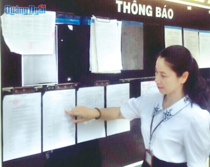 Trường Tiểu học Nghĩa Chánh (TP.Quảng Ngãi) niêm yết thông báo tuyển sinh đầu cấp tại bảng tin của trường. 