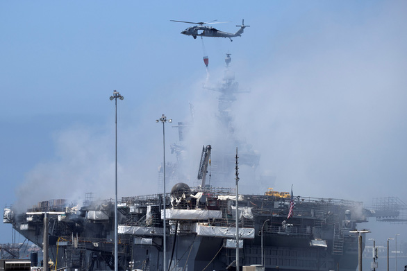 Trực thăng của hải quân Mỹ tiếp tục xả nước chữa cháy tàu USS Bonhomme Richard tại căn cứ San Diego của hải quân Mỹ tại California ngày 13-7 - Ảnh: REUTERS