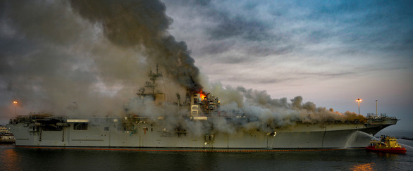 Làn khói dày bao phủ tàu USS Bonhomme Richard - Ảnh: REUTERS