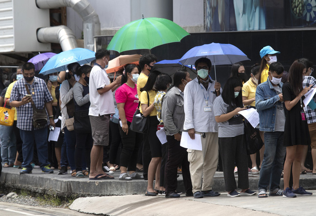 Người dân ở tỉnh Rayong, Thái Lan xếp hàng chờ xét nghiệm COVID-19. (Ảnh: AP)