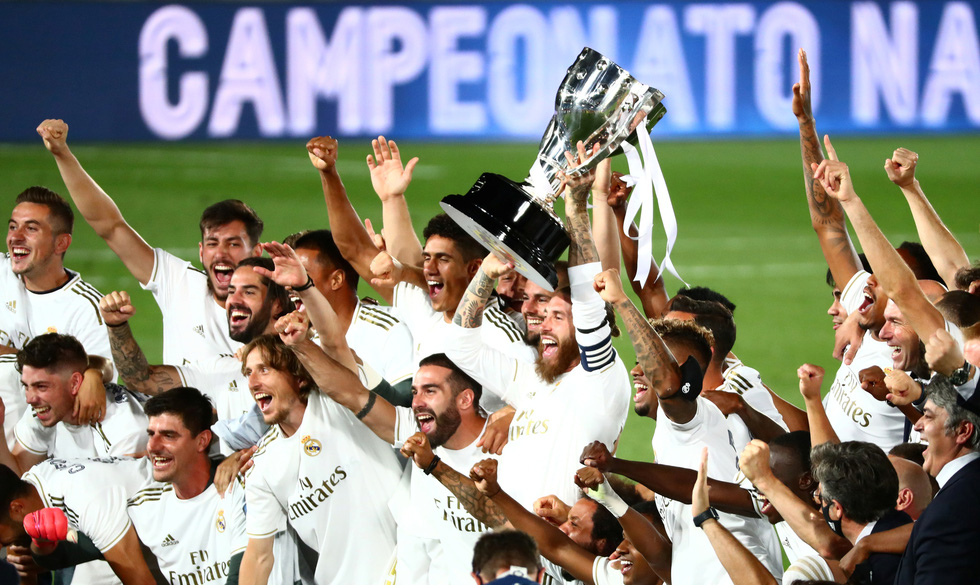 Đội trưởng Ramos nâng cao chiếc cúp vô địch La Liga thứ 34 trong lịch sử đội bóng