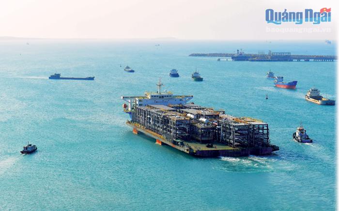 Cảng Dung Quất được đầu tư xây dựng đã mở đường cho hành trình tiến ra đại dương của Quảng Ngãi. 