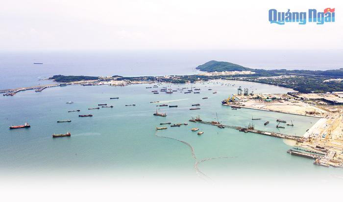 Cảng Dung Quất sau nhiều năm đầu tư, xây dựng đã trở nên quen thuộc trên bản đồ hàng hải quốc tế.  Ảnh: Bùi Thanh Trung