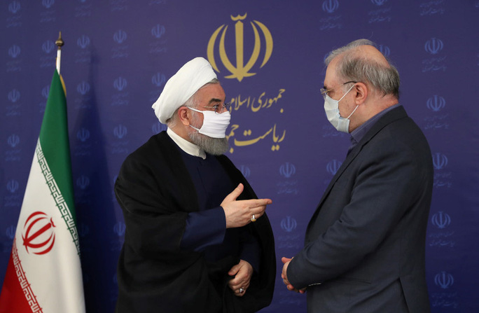 Tổng thống Iran Hassan Rouhani (trái) đeo khẩu trang trong một cuộc họp ở thủ đô Tehran. Ảnh: Reuters