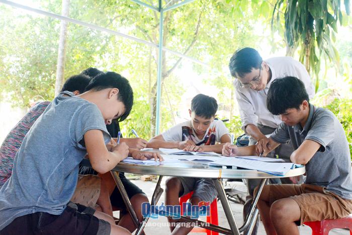 Trong 5 năm qua, thầy giáo  - nhà văn Võ Văn Thoại đã tận tụy dạy miễn phí cho hàng trăm học trò nghèo.