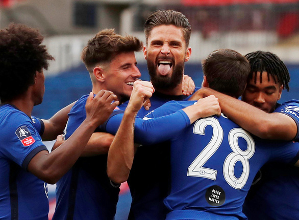 Niềm vui của các cầu thủ Chelsea sau khi Giroud mở tỉ số - Ảnh: REUTERS