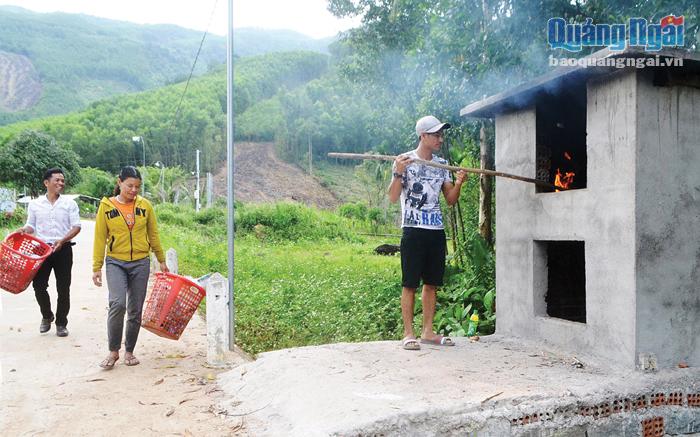 Người dân thôn Gò Tranh, xã Long Sơn (Minh Long) phân loại rác tại nhà và mang rác thải đến lò đốt rác của địa phương để xử lý.           Ảnh: H.Thu