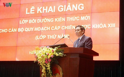 Trưởng Ban Tổ chức Trung ương Phạm Minh Chính phát biểu khai giảng lớp bồi dưỡng kiến thức mới