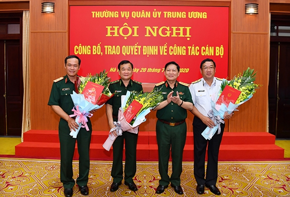 Đại tướng Ngô Xuân Lịch chúc mừng ba tân Thứ trưởng Bộ Quốc phòng.