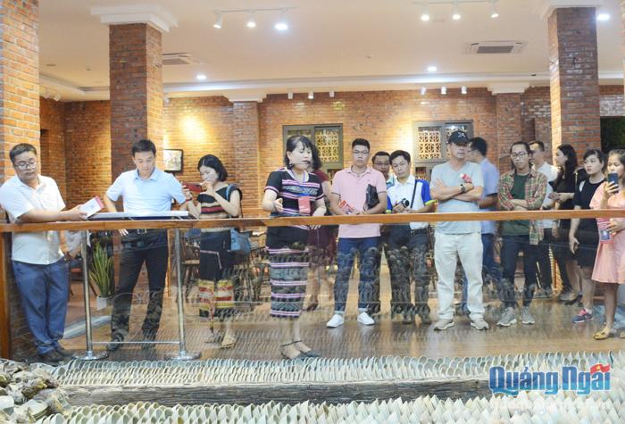 Đoàn khảo sát du lịch các tỉnh tham quan khu trưng bày gốm cổ tại Trung tâm Phát huy di sản văn hóa đa năng Quảng Ngãi.