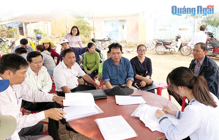 Tổ công tác 944 đã tổ chức hàng chục cuộc gặp gỡ, đối thoại với nhân dân vùng Dự án mở rộng Nhà máy Lọc dầu Dung Quất để vận động người dân giao đất cho dự án.      ẢNH: Th.Thuận