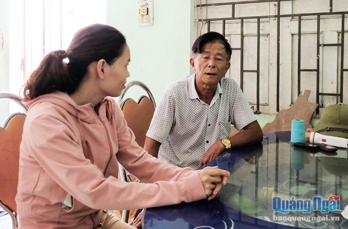 Ông Lê Văn Ứng vận động, tuyên truyền để phụ nữ mang thai thăm khám, sàng lọc trước sinh.
