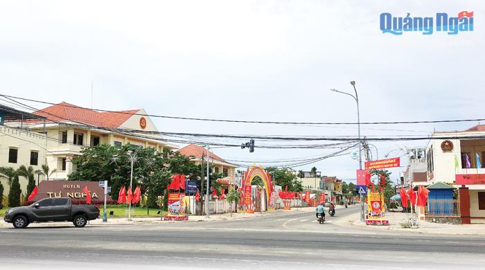 Trung tâm huyện lỵ Tư Nghĩa rực rỡ cờ hoa hướng về ngày hội lớn.