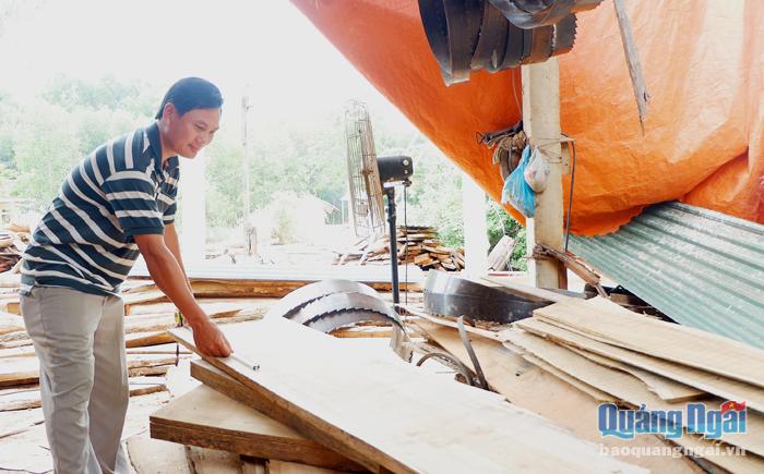Cùng với sự động viên, hỗ trợ của Huyện đoàn, Xã đoàn, anh Nguyễn Ngọc Danh, ở xã Trà Bình (Trà Bồng) càng vững tin, quyết tâm phát triển xưởng gỗ.