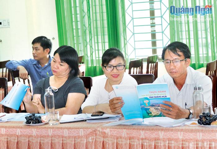 Hội đồng Thẩm định thẩm định tài liệu “Thực hành hoạt động giáo dục địa phương tỉnh Quảng Ngãi, lớp 1”.