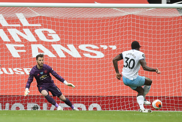 Pha sút penalty mở tỉ số cho West Ham của Michail Antonio - Ảnh: REUTERS