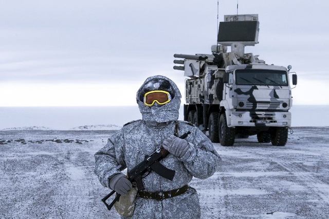 Binh sĩ Nga trên đảo Kotelny với hệ thống tên lửa phòng không Pantsir-S1 ở phía sau. Nga đang gia tăng sự hiện diện quân sự ở Bắc Cực. (Ảnh: AP)