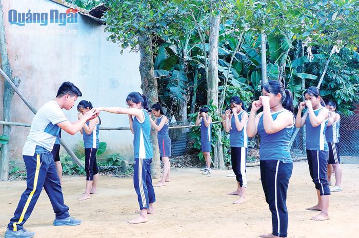 HLV Nguyễn Hữu Độ chỉ dạy học trò các thế võ, mong góp phần đào tạo thế hệ trẻ tài năng, phát triển võ cổ truyền trên địa bàn huyện Nghĩa Hành.