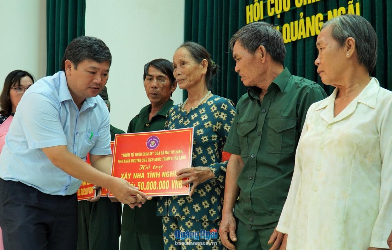 Phó Chủ tịch UBMTTQ Việt Nam tỉnh Bùi Đức Thọ trao bảng tượng trưng hỗ trợ kinh phí xây nhà cho các đối tượng chính sách.