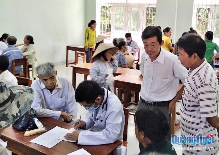 Khám bệnh cho người dân ở xã Bình An, huyện Bình Sơn