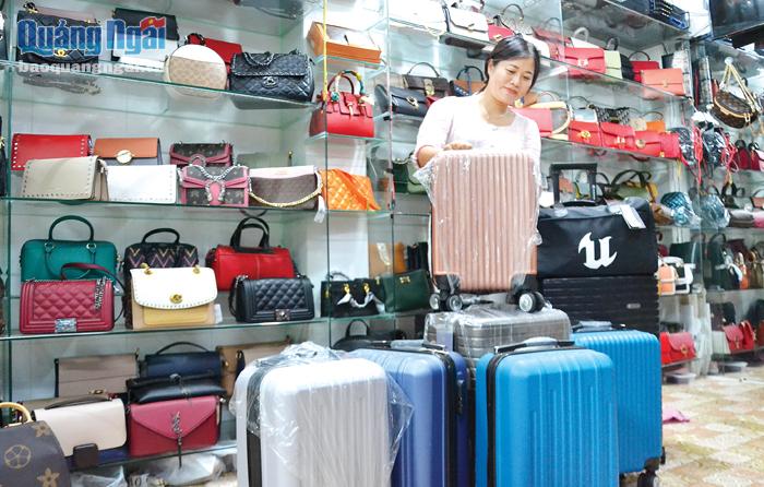 Khách hàng thường chọn mẫu vali cỡ nhỏ để du lịch trong nước.