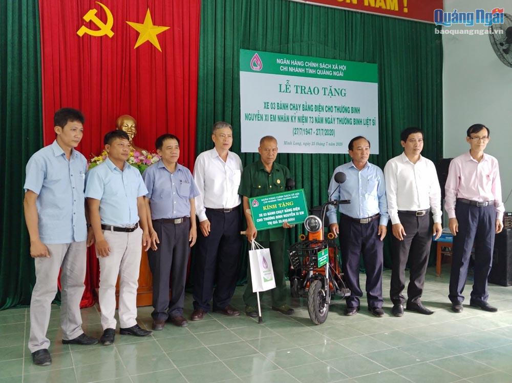 Trao tặng xe điện cho thương binh Nguyễn Xi Em