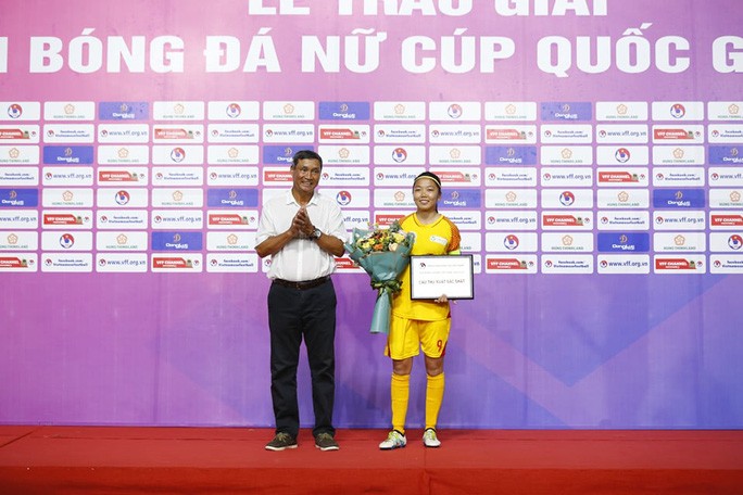 HLV trưởng Đội tuyển nữ Quốc gia Mai Đức Chung trao giải “Cầu thủ xuất sắc nhất giải” cho tiền đạo Huỳnh Như (9, TP Hồ Chí Minh)