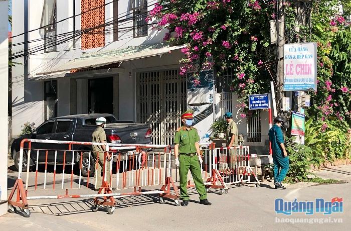 Nhiều chốt chặn được thành lập để phong tỏa khu vực tổ 9, phường Quảng Phú