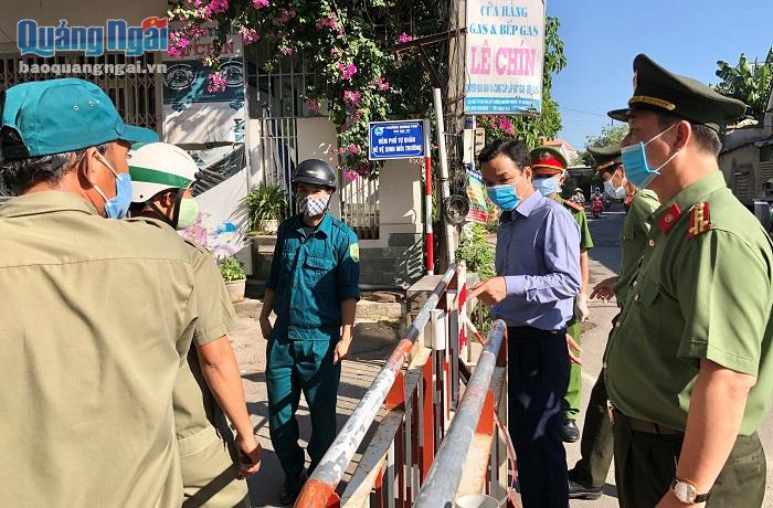 Phó Chủ tịch UBND tỉnh Đặng Ngọc Dũng kiểm tra công tác phong tỏa tại tổ 9 phường Quảng Phú