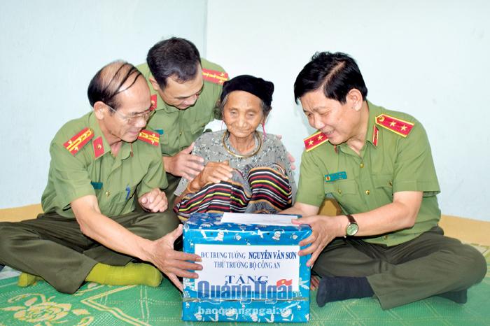 Thứ trưởng Bộ Công an, Trung tướng Nguyễn Văn Sơn (bên phải) thăm, tặng quà Mẹ Việt Nam Anh hùng Đinh Thị Máy, ở xã Ba Tô (Ba Tơ).