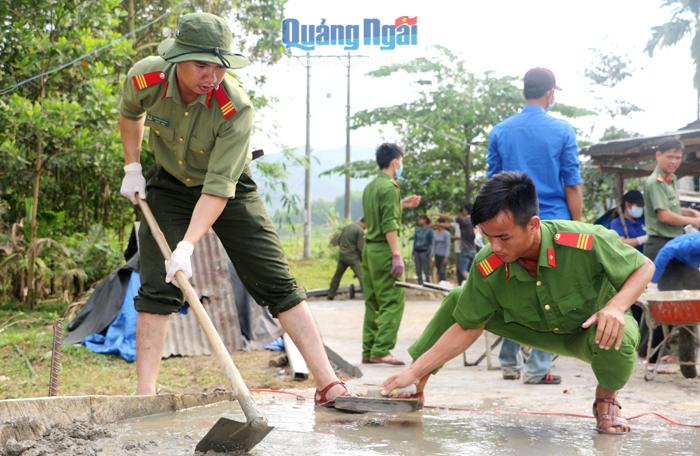 Công an các xã trên địa bàn huyện Sơn Tây giúp dân làm đường bê tông nông thôn.