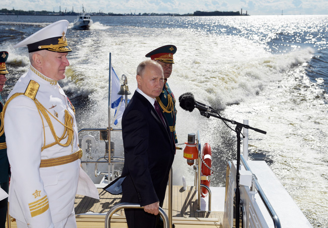 Tổng thống Nga Vladimir Putin tham dự cuộc diễu hành hải quân ở St.Peterburg. (Ảnh: AP)
