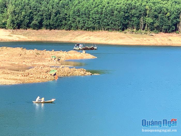 Nuôi cá ở hồ Núi Ngang mang lại thu nhập khá cho nhiều người dân ở xã Ba Liên (Ba Tơ).