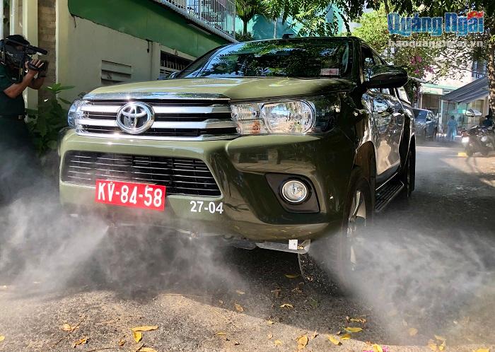 Xe chuyên dụng của quân sự bắt đầu phun khử trùng toàn bộ khu vực tổ 9 phường Quảng Phú