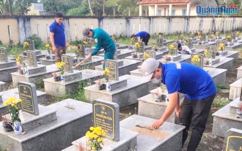 D9VTN xã Tịnh Kỳ chăm sóc các phần mộ trong Nghịa trang Liệt sĩ xã 