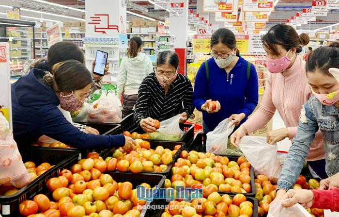 Người dân mua sắm tại siêu thị Big C Go Quảng Ngãi.
