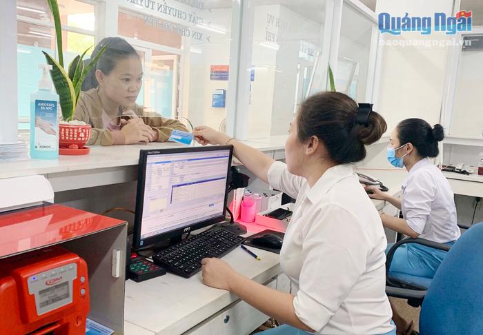 Nhân viên y tế Bệnh viện Sản - Nhi tỉnh hướng dẫn người dân làm thủ tục mở thẻ khám bệnh thông minh.