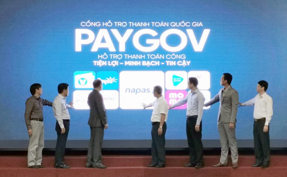 Lãnh đạo Bộ TT-TT và đại diện các đơn vị liên quan thực hiện nghi thức ra mắt PayGov. Ảnh T.B
