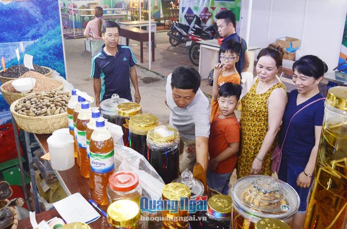 Nhiều đặc sản của người dân miền núi Quảng Ngãi được người tiêu dùng ưa chuộng.