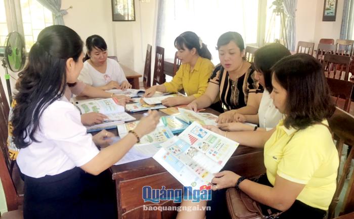 Các giáo viên trên địa bàn TP.Quảng Ngãi nghiên cứu, trao đổi về bộ sách giáo khoa mới.
